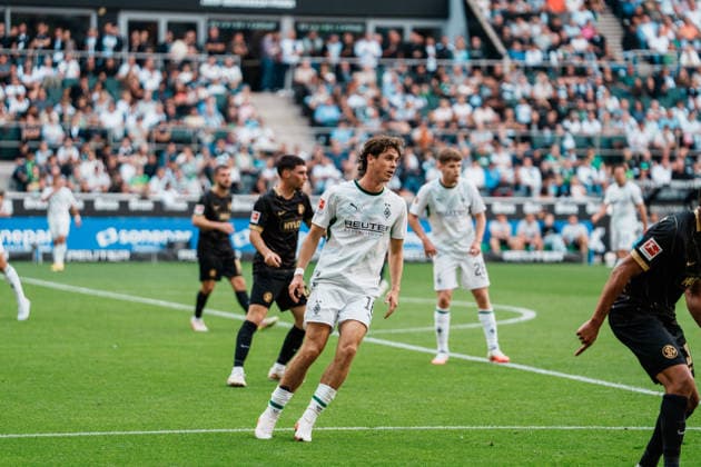 Deutschland: Fußball 1. Bundesliga Männer 2026 - 2027, 2. Spieltag - VfL Borussia Mönchengladbach vs SV Elversberg (ista Borussia Park): Philipp Sander (Borussia Mönchengladbach, 16) am Strafraum, Blick zum Ball *** Germany Soccer 1st Bundesliga Men 2026–2027, Matchday 2: VfL Borussia Mönchengladbach vs. SV Elversberg at Borussia Park; Philipp Sander of Borussia Mönchengladbach, 16, near the penalty area, looking at the ball Copyright: xThiemoxRudolphx