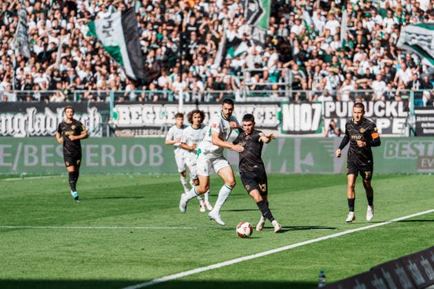 Deutschland: Fußball 1. Bundesliga Männer 2026 - 2027, 2. Spieltag - VfL Borussia Mönchengladbach vs SV Elversberg (ista Borussia Park): Zweikampf von Tim Kleindienst (Borussia Mönchengladbach, 11) und Felix Keidel (SV Elversberg, 43) *** Germany Soccer 1st Bundesliga Men 2026–2027, Matchday 2: VfL Borussia Mönchengladbach vs. SV Elversberg at Borussia Park—a tackle by Tim Kleindienst of Borussia Mönchengladbach (No. 11) and Felix Keidel of SV Elversberg (No. 43) Copyright: xThiemoxRudolphx