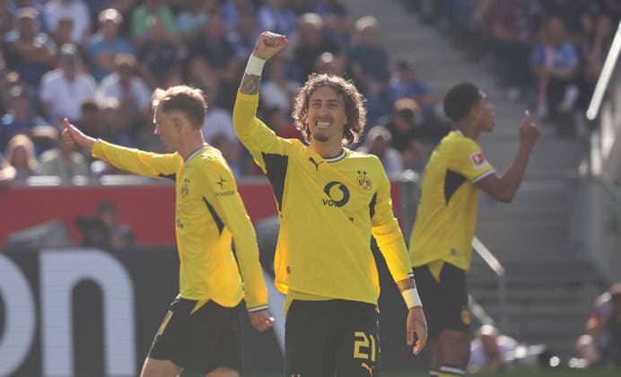 Sinsheim , Fußball Bundesliga TSG 1899 Hoffenheim vs. Borussia Dortmund , Jubel Fabio Silva ( BVB ) nach seinem Tor zum 2 : 2 *** Sinsheim, Bundesliga Soccer: TSG 1899 Hoffenheim vs. Borussia Dortmund; Fabio Silva of BVB celebrates after scoring the 2-2 goal