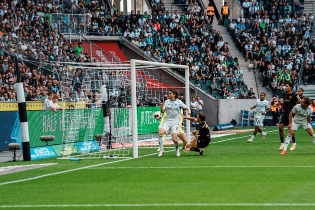 Deutschland: Fußball 1. Bundesliga Männer 2026 - 2027, 2. Spieltag - VfL Borussia Mönchengladbach vs SV Elversberg (ista Borussia Park): Anschlusstreffer, Jubel, Tor, Freude, feiern, Spass, Emotionen von Maurice Krattenmacher (SV Elversberg, 7), 3 zu 2 *** Germany Soccer 1st Bundesliga Men 2026–2027, Matchday 2: VfL Borussia Mönchengladbach vs. SV Elversberg at Borussia Park—comeback goal, celebration, goal, joy, partying, fun, emotions from Maurice Krattenmacher of SV Elversberg, 7–3 to 2 Copyright: xThiemoxRudolphx
