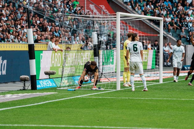 Deutschland: Fußball 1. Bundesliga Männer 2026 - 2027, 2. Spieltag - VfL Borussia Mönchengladbach vs SV Elversberg (ista Borussia Park): Anschlusstreffer, Jubel, Tor, Freude, feiern, Spass, Emotionen von Maurice Krattenmacher (SV Elversberg, 7), holt Ball aus Netz, 3 zu 2 *** Germany Men s Soccer Bundesliga 1 2026–2027, Matchday 2: VfL Borussia Mönchengladbach vs. SV Elversberg at Borussia Park—comeback goal, celebration, goal, joy, partying, fun, emotions from Maurice Krattenmacher of SV Elversberg, 7, retrieves the ball from the net, 3–2 Copyright: xThiemoxRudolphx