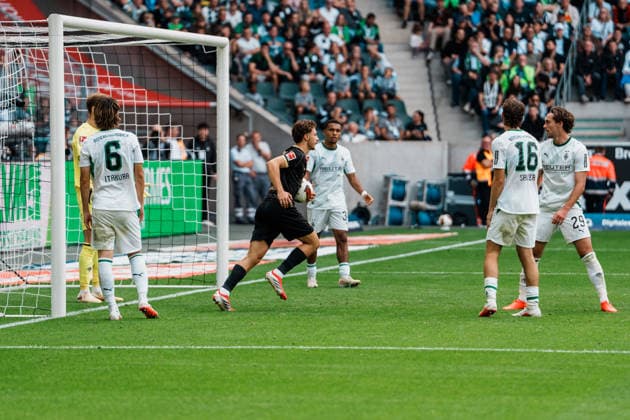Deutschland: Fußball 1. Bundesliga Männer 2026 - 2027, 2. Spieltag - VfL Borussia Mönchengladbach vs SV Elversberg (ista Borussia Park): Anschlusstreffer, Jubel, Tor, Freude, feiern, Spass, Emotionen von Maurice Krattenmacher (SV Elversberg, 7), holt Ball aus Netz, 3 zu 2 *** Germany Men s Soccer Bundesliga 1 2026–2027, Matchday 2: VfL Borussia Mönchengladbach vs. SV Elversberg at Borussia Park—comeback goal, celebration, goal, joy, partying, fun, emotions from Maurice Krattenmacher of SV Elversberg, 7, retrieves the ball from the net, 3–2 Copyright: xThiemoxRudolphx