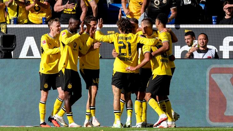 Spieler von Borussia Dortmund (BVB 09), jubeln über das Tor zum 2:3, Jubel, Torjubel, Torerfolg, celebrate the goal, goal, celebration, jubelt ueber das Tor, Freuen, Freude, freut sich, optimistisch, positiv, Spielszene, Highlight, Action, Aktion, 05.09.2026, Sinsheim (Deutschland), Fussball, Bundesliga, TSG 1899 Hoffenheim - Borussia Dortmund, DFB DFL REGULATIONS PROHIBIT ANY USE OF PHOTOGRAPHS AS IMAGE SEQUENCES AND OR QUASI-VIDEO. *** Borussia Dortmund BVB 09 players celebrate the goal that made the score 2–3, Celebration, goal celebration, goal scored, celebrating the goal, goal, celebration, celebrating the goal, joy, happiness, happy, optimistic, positive, game scene, highlight, action, 05 09 2026, Sinsheim, Germany, soccer, Bundesliga, TSG 1899 Hoffenheim vs. Borussia Dortmund, DFB and DFL regulations prohibit any use of photographs as image sequences and or quasi-video xozx