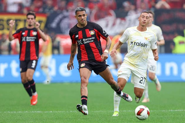 Facundo Medina (Bayer 04 Leverkusen) und Livan Burcu (1.FC Union Berlin) im Zweikampf waehrend des Spiels der 1. Bundesliga zwischen Bayer 04 Leverkusen und 1. FC Union Berlin, BayArena am 05. September 2026 in Leverkusen, Deutschland. (Foto von Oliver Kaelke DeFodi Images) +++ Facundo Medina (Bayer 04 Leverkusen) und Livan Burcu (1.FC Union Berlin) battle for the ball during the Bundesliga match between Bayer 04 Leverkusen and 1. FC Union Berlin at BayArena on September 5, 2026 in Leverkusen, Germany. (Photo by Oliver Kaelke DeFodi Images) DFB DFL REGULATIONS PROHIBIT ANY USE OF PHOTOGRAPHS AS IMAGE SEQUENCES AND OR QUASI-VIDEO. (Photo by Oliver Kaelke DeFodi Images) - *** Facundo Medina of Bayer 04 Leverkusen and Livan Burcu of 1 FC Union Berlin battle for the ball during the Bundesliga match between Bayer 04 Leverkusen and 1 FC Union Berlin at the BayArena on September 5, 2026, in Leverkusen, Germany. Photo by Oliver Kaelke, DeFodi Images. Facundo Medina of Bayer 04 Leverkusen and Livan Burcu of 1 FC Union Berlin battle for the ball during the Bundesliga match between Bayer 04 Leverkusen and 1 FC Union Berlin at BayArena on September 5, 2026 in Leverkusen, Germany. Photo by Oliver Kaelke, DeFodi Images. DFB and DFL regulations prohibit any use of photographs as image sequences and or quasi-video. Photo by Oliver Kaelke, DeFodi Images.