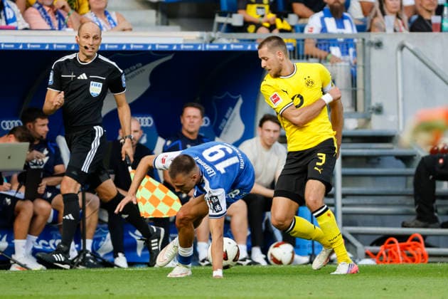 Tim Lemperle (TSG Hoffenheim, 19) und Waldemar Anton (BVB Dortmund, 03) im Zweikampf , Deutschland, Fussball, 1. Bundesliga, 2.Spieltag, 2026 2027, TSG Hoffenheim vs. Borussia Dortmund, 05.09.2026, Sinsheim SNP Arena Deutschland *** Tim Lemperle (TSG Hoffenheim), 19, and Waldemar Anton (BVB Dortmund), 03, in a tackle, Germany, soccer, Bundesliga 1, Matchday 2, 2026–2027, TSG Hoffenheim vs. Borussia Dortmund, September 5, 2026, Sinsheim SNP Arena, Germany Copyright: xGrantxHubbsx