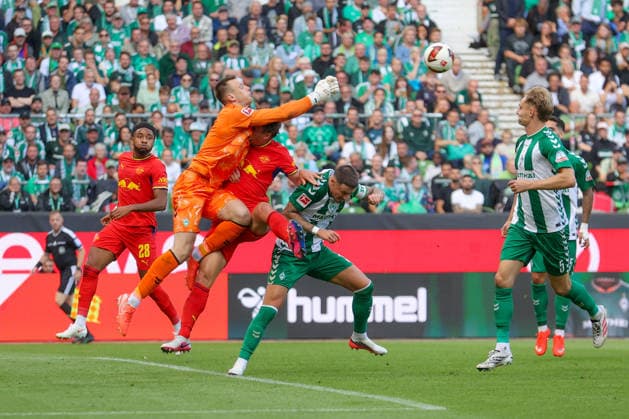05.09.2026, xtgx, Fussball - 1.Bundesliga SV Werder Bremen - RB Leipzig v.l. Karl Hein (Bremen, 1) Parade, haelt den Ball, faengt den Ball, pariert (DFL DFB REGULATIONS PROHIBIT ANY USE OF PHOTOGRAPHS as IMAGE SEQUENCES and or QUASI-VIDEO) Bremen *** September 5, 2026, xtgx, Soccer, Bundesliga 1, SV Werder Bremen vs. RB Leipzig, Karl Hein Stadium, Bremen, 1 save, holds the ball, catches the ball, makes a save DFL DFB REGULATIONS PROHIBIT ANY USE OF PHOTOGRAPHS as IMAGE SEQUENCES and or QUASI-VIDEO Bremen
