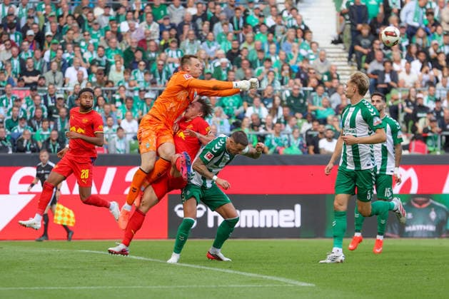 05.09.2026, xtgx, Fussball - 1.Bundesliga SV Werder Bremen - RB Leipzig v.l. Karl Hein (Bremen, 1) Parade, haelt den Ball, faengt den Ball, pariert (DFL DFB REGULATIONS PROHIBIT ANY USE OF PHOTOGRAPHS as IMAGE SEQUENCES and or QUASI-VIDEO) Bremen *** September 5, 2026, xtgx, Soccer, Bundesliga 1, SV Werder Bremen vs. RB Leipzig, Karl Hein Stadium, Bremen, 1 save, holds the ball, catches the ball, makes a save DFL DFB REGULATIONS PROHIBIT ANY USE OF PHOTOGRAPHS as IMAGE SEQUENCES and or QUASI-VIDEO Bremen