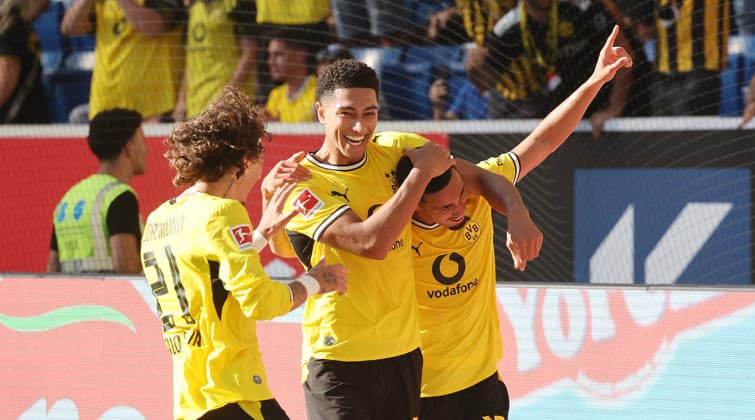 Sinsheim , Fußball Bundesliga TSG 1899 Hoffenheim vs. Borussia Dortmund , Jubel BVB nach dem Tor zum 32 : 3 , von links: Fabio Silva Jobe Bellingham Torschütze Ethan Nwaneri *** Sinsheim, Bundesliga soccer: TSG 1899 Hoffenheim vs. Borussia Dortmund; BVB celebrates after scoring the goal to make it 32-3; from left: Fabio Silva, Jobe Bellingham, goal scorer Ethan Nwaneri