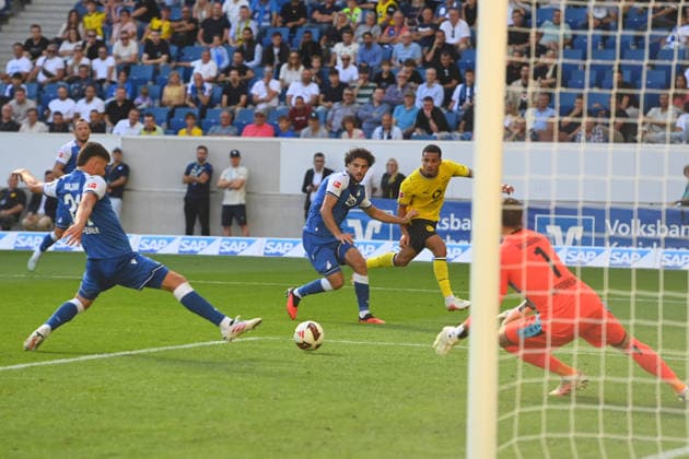 Eigentor Albian HAJDARI (1899 Hoffenheim), zum 2-3, Fussball 1. Bundesliga Saison 2026 2027, 2.Spieltag, Spieltag02,, TSG 1899 Hoffenheim - Borussia Dortmund am 05.09.2026 , SNP ARENA *** Own goal by Albian HAJDARI of 1899 Hoffenheim, making the score 2–3, Soccer, Bundesliga Season 2026–2027, Matchday 2, Matchday 02, TSG 1899 Hoffenheim vs. Borussia Dortmund on September 5, 2026, SNP ARENA