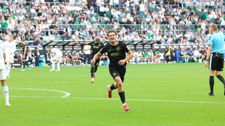 05.09.2026, xrekx, Fussball 1.Bundesliga, Borussia Moenchengladbach - SV Elversberg v.l. Torjubel nach dem Tor zum celebrating the goal celebrate 3:4 durch Maurice Krattenmacher (SV 07 Elversberg) (DFL DFB REGULATIONS PROHIBIT ANY USE OF PHOTOGRAPHS as IMAGE SEQUENCES and or QUASI-VIDEO) Moenchengladbach *** September 5, 2026, xrekx, Soccer, Bundesliga 1, Borussia Mönchengladbach vs. SV Elversberg: Goal celebration after Maurice Krattenmacher scored the 3-4 goal for SV 07 Elversberg. DFL and DFB regulations prohibit any use of photographs as image sequences and or quasi-video. Moenchengladbach