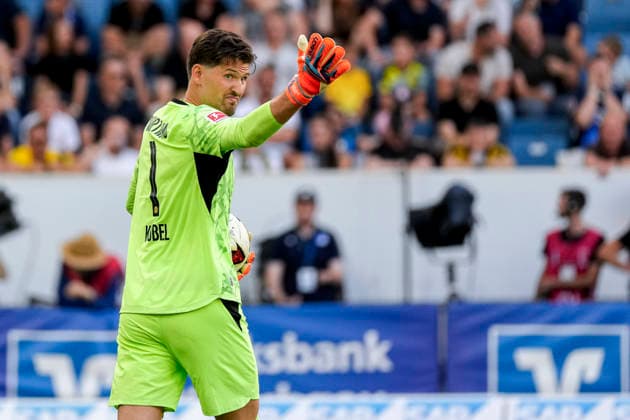 Gregor Kobel (Torhüter, BVB, 1), gibt Anweisungen, gestikuliert, mit den Armen gestikulieren, Einzelbild, Einzelfoto, Aktion, Action, 05.09.2026, Sinsheim (Deutschland), Fussball, Bundesliga, TSG 1899 Hoffenheim - Borussia Dortmund, DFB DFL REGULATIONS PROHIBIT ANY USE OF PHOTOGRAPHS AS IMAGE SEQUENCES AND OR QUASI-VIDEO. *** Gregor Kobel, goalkeeper for BVB, No. 1, giving instructions, gesturing, gesturing with his arms, single frame, single photo, action, 05 09 2026, Sinsheim, Germany, soccer, Bundesliga, TSG 1899 Hoffenheim, Borussia Dortmund; DFB and DFL regulations prohibit any use of photographs as image sequences and or quasi-video xozx