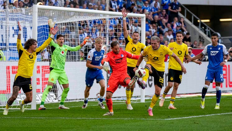 v.li.: Oliver Baumann (Torwart, Hoffenheim, 1), Julian Ryerson (BVB, 26), Zweikampf, Spielszene, Duell, duel, tackle, tackling, Dynamik, Action, Aktion, im Strafraum, Strafraumszene, 05.09.2026, Sinsheim (Deutschland), Fussball, Bundesliga, TSG 1899 Hoffenheim - Borussia Dortmund, DFB DFL REGULATIONS PROHIBIT ANY USE OF PHOTOGRAPHS AS IMAGE SEQUENCES AND OR QUASI-VIDEO. *** v li Oliver Baumann, goalkeeper, Hoffenheim, 1, Julian Ryerson, BVB, 26, tackle, game scene, duel, tackle, tackling, dynamic, action, in the penalty area, penalty area scene, 05 09 2026, Sinsheim, Germany, soccer, Bundesliga, TSG 1899 Hoffenheim, Borussia Dortmund, DFB and DFL regulations prohibit any use of photographs as image sequences and or quasi-video xozx