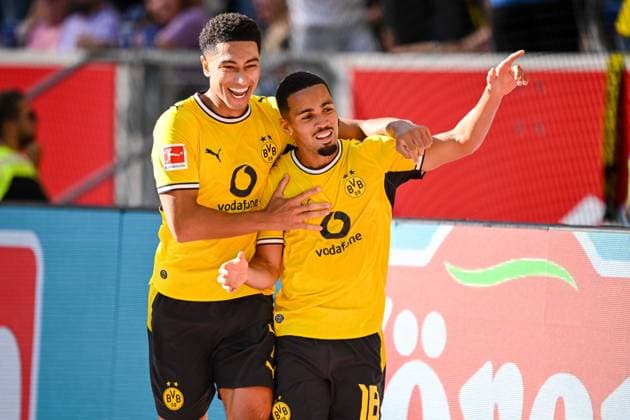 Ethan Nwaneri (Borussia Dortmund) Torjubel, jubelt mit seiner Mannschaft nach treffer zum 2:3 waehrend des spiels der 1. Bundesliga zwischen TSG Hoffenheim und Borussia Dortmund, SNP Arena am 05. September 2026 in Sinsheim, Deutschland. (Foto von Harry Langer DeFodi Images) +++ Ethan Nwaneri (Borussia Dortmund) celebrates after scoring his team s third goal with teammates during the Bundesliga match between TSG Hoffenheim and Borussia Dortmund at SNP Arena on September 5, 2026 in Sinsheim, Germany. (Photo by Harry Langer DeFodi Images) DFB DFL REGULATIONS PROHIBIT ANY USE OF PHOTOGRAPHS AS IMAGE SEQUENCES AND OR QUASI-VIDEO. (Photo by Harry Langer DeFodi Images) DFB DFL REGULATIONS PROHIBIT ANY USE OF PHOTOGRAPHS AS IMAGE SEQUENCES AND OR QUASI-VIDEO. - *** Ethan Nwaneri of Borussia Dortmund celebrates a goal with his teammates after scoring the 2-3 goal during the Bundesliga match between TSG Hoffenheim and Borussia Dortmund, SNP Arena on September 5, 2026, in Sinsheim, Germany. Photo by Harry Langer, DeFodi Images. Ethan Nwaneri of Borussia Dortmund celebrates with his teammates after scoring his team’s third goal during the Bundesliga match between TSG Hoffenheim and Borussia Dortmund at SNP Arena on September 5, 2026 in Sinsheim, Germany. Photo by Harry Langer, DeFodi Images. DFB and DFL regulations prohibit any use of photographs as image sequences and or quasi-video. Photo by Harry Langer, DeFodi Images. DFB and DFL regulations prohibit any use of photographs as imSEQUENCES AND OR QUASI-VIDEO