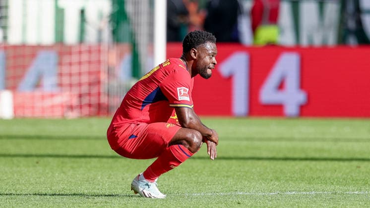 Ridle Baku (RB Leipzig, 17) enttäuscht über die Niederlage, Enttäuschung nach dem Schlusspfiff, Abpfiff, Highlight, Verlierer, verloren, Frustration, pessimistisch, traurig, DIE DFL-RICHTLINIEN UNTERSAGEN JEGLICHE NUTZUNG VON FOTOS ALS SEQUENZBILDER UND ODER VIDEOAÌˆHNLICHE FOTOSTRECKEN. DFL REGULATIONS PROHIBIT ANY USE OF PHOTOGRAPHS AS IMAGE SEQUENCES AND OR QUASI-VIDEO., 05.09.2026, Bremen (Deutschland), Fussball, Bundesliga, SV Werder Bremen - RB Leipzig *** Ridle Baku RB Leipzig, 17 disappointed by the loss, disappointment after the final whistle, final whistle, highlight, loser, lost, frustration, pessimistic, sad, DFL REGULATIONS PROHIBIT ANY USE OF PHOTOGRAPHS AS STILL IMAGES AND OR VIDEO-LIKE PHOTO SEQUENCES DFL REGULATIONS PROHIBIT ANY USE OF PHOTOGRAPHS AS IMAGE SEQUENCES AND OR QUASI-VIDEO, September 5, 2026, Bremen, Germany, Soccer, Bundesliga, SV Werder Bremen vs. RB Leipzig xobx