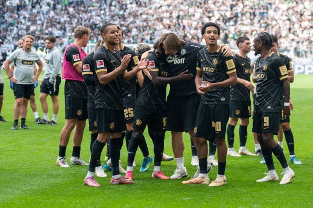 Vincent Wagner (SV Elversberg, Trainer) feiert mit seinen Spielern den Auswaertssieg. Borussia Moenchengladbach vs. SV Elversberg, Fussball, 1. Bundesliga, 02. Spieltag, Saison 2026 2027, 05.09.2026 DFL DFB Regulations prohibit any use of Photographs as image sequences and or Quasivideo Borussia Moenchengladbach vs. SV Elversberg, Fussball, 1. Bundesliga, 02. Spieltag, Saison 2026 2027, 05.09.2026 Moenchengladbach *** Vincent Wagner, SV Elversberg coach, celebrates the away win with his players: Borussia Mönchengladbach vs. SV Elversberg, soccer, 1. Bundesliga, Matchday 2, 2026–2027 season, September 5, 2026 DFL DFB regulations prohibit any use of photographs as image sequences and or quasi-video Borussia Mönchengladbach vs. SV Elversberg, soccer, Bundesliga 1, Matchday 2, 2026–2027 season, September 5, 2026, Mönchengladbach Copyright: xEibner-Pressefoto ThomasxHaeslerx EP_THR
