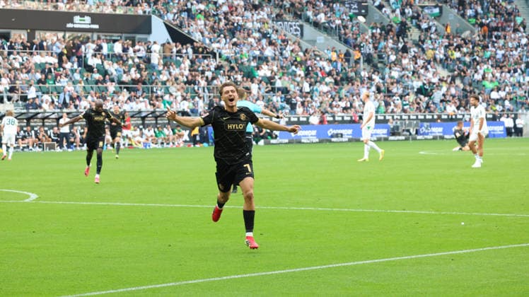 05.09.2026, xrekx, Fussball 1.Bundesliga, Borussia Moenchengladbach - SV Elversberg v.l. Torjubel nach dem Tor zum celebrating the goal celebrate 3:4 durch Maurice Krattenmacher (SV 07 Elversberg) (DFL DFB REGULATIONS PROHIBIT ANY USE OF PHOTOGRAPHS as IMAGE SEQUENCES and or QUASI-VIDEO) Moenchengladbach *** September 5, 2026, xrekx, Soccer, Bundesliga 1, Borussia Mönchengladbach vs. SV Elversberg: Goal celebration after Maurice Krattenmacher s goal for SV 07 Elversberg (3-4). DFL and DFB regulations prohibit any use of photographs as image sequences and or quasi-video. Moenchengladbach