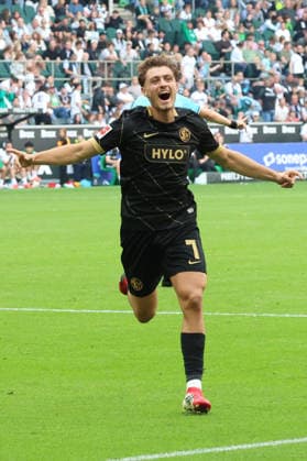 05.09.2026, xrekx, Fussball 1.Bundesliga, Borussia Moenchengladbach - SV Elversberg v.l. Torjubel nach dem Tor zum celebrating the goal celebrate 3:4 durch Maurice Krattenmacher (SV 07 Elversberg) (DFL DFB REGULATIONS PROHIBIT ANY USE OF PHOTOGRAPHS as IMAGE SEQUENCES and or QUASI-VIDEO) Moenchengladbach *** September 5, 2026, xrekx, Soccer, Bundesliga 1, Borussia Mönchengladbach vs. SV Elversberg: Goal celebration after Maurice Krattenmacher s goal for SV 07 Elversberg (3-4). DFL and DFB regulations prohibit any use of photographs as image sequences and or quasi-video. Moenchengladbach