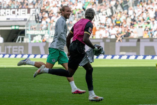 Die Ersatzspieler aus Elversberg stuermen nach dem Tor zum 4:3 auf den Platz. Borussia Moenchengladbach vs. SV Elversberg, Fussball, 1. Bundesliga, 02. Spieltag, Saison 2026 2027, 05.09.2026 DFL DFB Regulations prohibit any use of Photographs as image sequences and or Quasivideo Borussia Moenchengladbach vs. SV Elversberg, Fussball, 1. Bundesliga, 02. Spieltag, Saison 2026 2027, 05.09.2026 Moenchengladbach *** The Elversberg substitutes rush onto the field after the goal that makes the score 4-3. Borussia Mönchengladbach vs. SV Elversberg, Soccer, 1. Bundesliga, Matchday 2, 2026-2027 Season, September 5, 2026 DFL DFB regulations prohibit any use of photographs as image sequences and or quasi-video Borussia Mönchengladbach vs. SV Elversberg, Soccer, Bundesliga 1, Matchday 2, 2026–2027 season, September 5, 2026, Mönchengladbach Copyright: xEibner-Pressefoto ThomasxHaeslerx EP_THR
