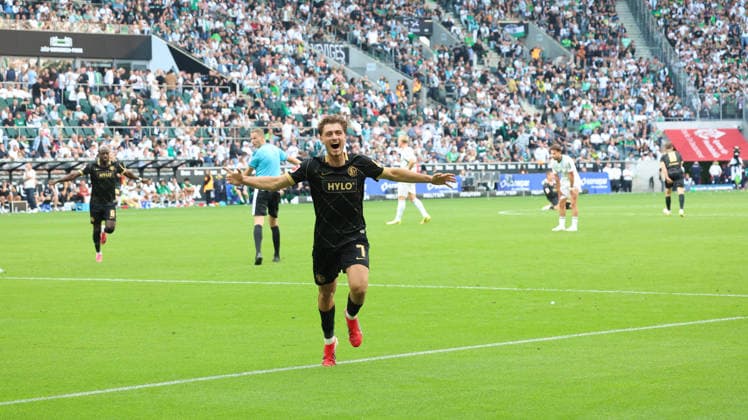 05.09.2026, xrekx, Fussball 1.Bundesliga, Borussia Moenchengladbach - SV Elversberg v.l. Torjubel nach dem Tor zum celebrating the goal celebrate 3:4 durch Maurice Krattenmacher (SV 07 Elversberg) (DFL DFB REGULATIONS PROHIBIT ANY USE OF PHOTOGRAPHS as IMAGE SEQUENCES and or QUASI-VIDEO) Moenchengladbach *** September 5, 2026, xrekx, Soccer, Bundesliga 1, Borussia Mönchengladbach vs. SV Elversberg: Goal celebration after Maurice Krattenmacher s goal for SV 07 Elversberg (3-4). DFL and DFB regulations prohibit any use of photographs as image sequences and or quasi-video. Moenchengladbach