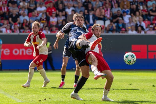 Tobias Fleckstein (MSV Duisburg), links im Zweikampf mit Benedikt Bauer (Jahn Regensburg) Jahn Regensburg vs MSV Duisburg, Fussball, 3. Liga, 4. Spieltag, 05.09.2026 Jahn Regensburg vs MSV Duisburg, Fussball, 3. Liga, 05.09.2026 Regensburg Copyright: xEibner-Pressefotox EP_EER