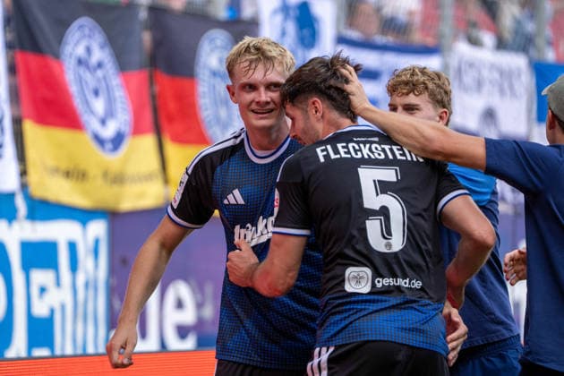 Die beiden MSV-Torschützen: Tobias Fleckstein (MSV Duisburg), vorne, Peter Remmert (MSV Duisburg) links Jahn Regensburg vs MSV Duisburg, Fussball, 3. Liga, 4. Spieltag, 05.09.2026 Jahn Regensburg vs MSV Duisburg, Fussball, 3. Liga, 05.09.2026 Regensburg Copyright: xEibner-Pressefotox EP_EER
