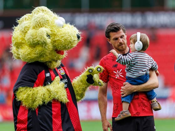 LEVERKUSEN, GERMANY - SEPTEMBER 5, 2026:Jonas Hofmann (Bayer 04 Leverkusen, 7) and his child during the German Bundesliga match on gameday 2 between Bayer 04 Leverkusen vs. 1. FC Union Berlin at BayArena on September 5, 2026 in Leverkusen, Germany. DFL REGULATIONS PROHIBIT ANY USE OF PHOTOGRAPHS AS IMAGE SEQUENCES AND OR QUASI-VIDEO. Northrhine-Westphalia Germany Copyright: xAxelxKohringx