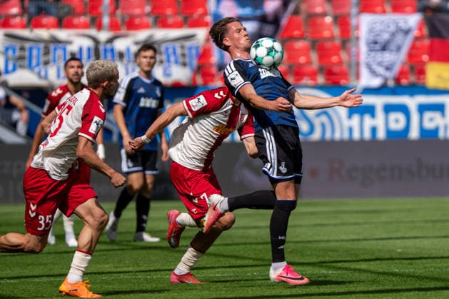 Christian Viet (MSV Duisburg), vorne im Zweikampf mit Sascha Hingerl links (Jahn Regensburg) und Oscar Schönfelder (Jahr Regensburg) verdeckt Jahn Regensburg vs MSV Duisburg, Fussball, 3. Liga, 4. Spieltag, 05.09.2026 Jahn Regensburg vs MSV Duisburg, Fussball, 3. Liga, 05.09.2026 Regensburg Copyright: xEibner-Pressefotox EP_EER