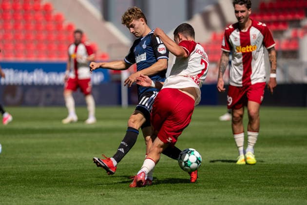 Martin Ens (MSV Duisburg), links im Zweikampf mit Oscar Schönfelder (Jahn Regensburg) Jahn Regensburg vs MSV Duisburg, Fussball, 3. Liga, 4. Spieltag, 05.09.2026 Jahn Regensburg vs MSV Duisburg, Fussball, 3. Liga, 05.09.2026 Regensburg Copyright: xEibner-Pressefotox EP_EER