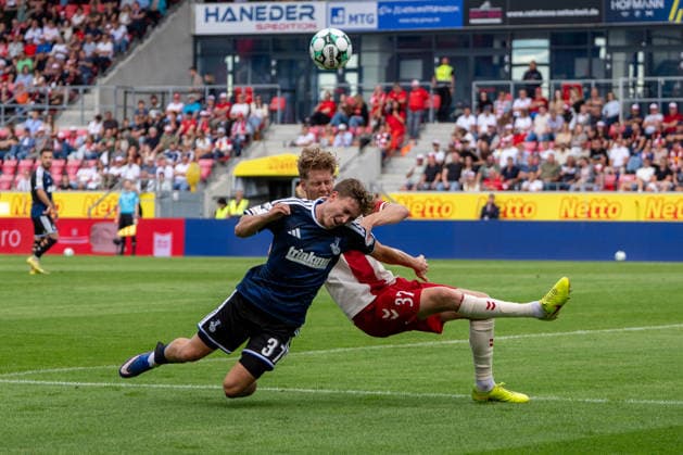 Patrick Sussek (MSV Duisburg), links im Zweikampf mit Leopold Wurm (Jahn Regensburg) Jahn Regensburg vs MSV Duisburg, Fussball, 3. Liga, 4. Spieltag, 05.09.2026 Jahn Regensburg vs MSV Duisburg, Fussball, 3. Liga, 05.09.2026 Regensburg Copyright: xEibner-Pressefotox EP_EER