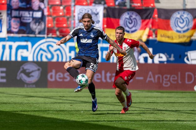 Joshua Bitter (MSV Duisburg), links im Zweikampf mit Oscar Schönfelder (Jahn Regensburg) Jahn Regensburg vs MSV Duisburg, Fussball, 3. Liga, 4. Spieltag, 05.09.2026 Jahn Regensburg vs MSV Duisburg, Fussball, 3. Liga, 05.09.2026 Regensburg Copyright: xEibner-Pressefotox EP_EER