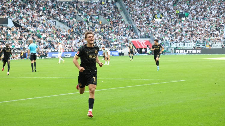 05.09.2026, xrekx, Fussball 1.Bundesliga, Borussia Moenchengladbach - SV Elversberg v.l. Torjubel nach dem Tor zum celebrating the goal celebrate 3:4 durch Maurice Krattenmacher (SV 07 Elversberg) (DFL DFB REGULATIONS PROHIBIT ANY USE OF PHOTOGRAPHS as IMAGE SEQUENCES and or QUASI-VIDEO) Moenchengladbach *** September 5, 2026, xrekx, Soccer, Bundesliga 1, Borussia Mönchengladbach vs. SV Elversberg: Goal celebration after Maurice Krattenmacher scored the 3-4 goal for SV 07 Elversberg. DFL and DFB regulations prohibit any use of photographs as image sequences and or quasi-video. Moenchengladbach