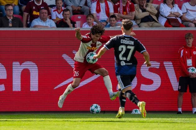 Benedikt Bauer (Jahn Regensburg), links im Zweikampf mit Can Coskun (MSV Duisburg) Jahn Regensburg vs MSV Duisburg, Fussball, 3. Liga, 4. Spieltag, 05.09.2026 Jahn Regensburg vs MSV Duisburg, Fussball, 3. Liga, 05.09.2026 Regensburg Copyright: xEibner-Pressefotox EP_EER