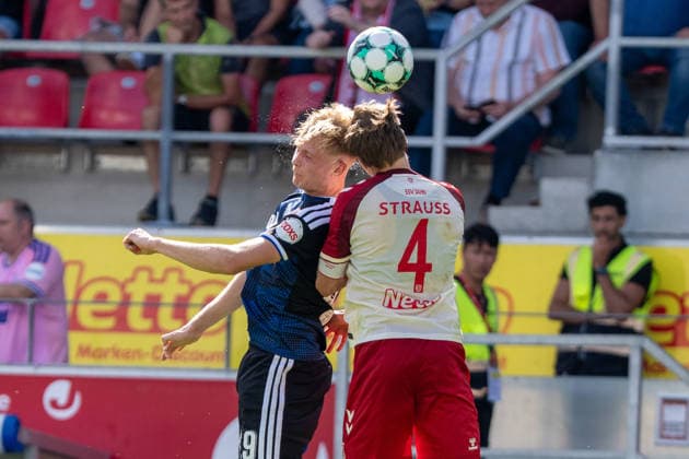 Peter Remmert (MSV Duisburg), links im Kopfballduell mit Felix Strauss (Jahn Regensburg) Jahn Regensburg vs MSV Duisburg, Fussball, 3. Liga, 4. Spieltag, 05.09.2026 Jahn Regensburg vs MSV Duisburg, Fussball, 3. Liga, 05.09.2026 Regensburg Copyright: xEibner-Pressefotox EP_EER