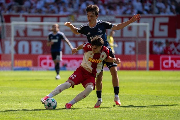Jan-Simon Symalla (MSV Duisburg), hinten im Zweikampf mit Arian Dizdarevic (Jahn Regensburg) Jahn Regensburg vs MSV Duisburg, Fussball, 3. Liga, 4. Spieltag, 05.09.2026 Jahn Regensburg vs MSV Duisburg, Fussball, 3. Liga, 05.09.2026 Regensburg Copyright: xEibner-Pressefotox EP_EER