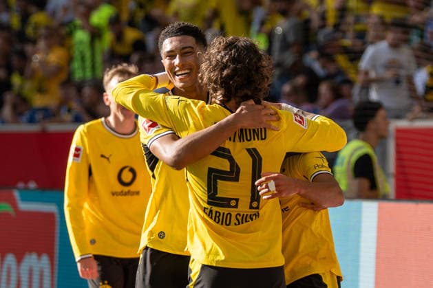 1. Bundesliga: TSG Hoffenheim vs Borussia Dortmund, 05.09.2026 Ethan Nwaneri (Borussia Dortmund, 18), Jobe Bellingham (Borussia Dortmund, 7), Fabio Silva (Borussia Dortmund, 21), Serhou Guirassy (Borussia Dortmund, 9) und Maximilian Beier (Borussia Dortmund, 14) feiern gemeinsam den Treffer zur 2:3-Führung durch den Torschütze Ethan Nwaneri (Borussia Dortmund, 18) vor dem Dortmunder Gästeblock im Bundesligaspiel gegen die TSG 1899 Hoffenheim. 1. Bundesliga: TSG Hoffenheim vs Borussia Dortmund, SNP Arena, 05.09.2026 DFB DFL REGULATIONS PROHIBIT ANY USE OF PHOTOGRAPHS AS IMAGE SEQUENCES AND OR QUASI-VIDEO. *** Bundesliga Match: TSG Hoffenheim vs. Borussia Dortmund, September 5, 2026. Ethan Nwaneri (Borussia Dortmund, 18), Jobe Bellingham (Borussia Dortmund, 7), Fabio Silva (Borussia Dortmund, 21), Serhou Guirassy (Borussia Dortmund, 9), and Maximilian Beier (Borussia Dortmund, 14 celebrate together the goal that gave them a 2–3 lead, scored by Ethan Nwaneri (Borussia Dortmund, 18), in front of the Dortmund away section during the Bundesliga match against TSG 1899 Hoffenheim. Bundesliga: TSG Hoffenheim vs. Borussia Dortmund, SNP Arena, September 5, 2026 DFB DFL REGULATIONS PROHIBIT ANY USE OF PHOTOGRAPHS AS IMAGE SEQUENCES AND OR QUASI-VIDEO u009D Copyright: xBEAUTIFULxSPORTS Hillx