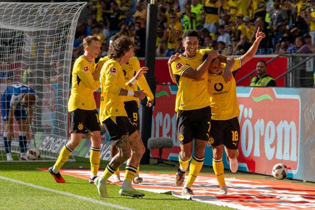 1. Bundesliga: TSG Hoffenheim vs Borussia Dortmund, 05.09.2026 Ethan Nwaneri (Borussia Dortmund, 18), Jobe Bellingham (Borussia Dortmund, 7), Fabio Silva (Borussia Dortmund, 21), Serhou Guirassy (Borussia Dortmund, 9) und Maximilian Beier (Borussia Dortmund, 14) feiern gemeinsam den Treffer zur 2:3-Führung durch den Torschütze Ethan Nwaneri (Borussia Dortmund, 18) vor dem Dortmunder Gästeblock im Bundesligaspiel gegen die TSG 1899 Hoffenheim. 1. Bundesliga: TSG Hoffenheim vs Borussia Dortmund, SNP Arena, 05.09.2026 DFB DFL REGULATIONS PROHIBIT ANY USE OF PHOTOGRAPHS AS IMAGE SEQUENCES AND OR QUASI-VIDEO. *** Bundesliga Match: TSG Hoffenheim vs. Borussia Dortmund, September 5, 2026. Ethan Nwaneri (Borussia Dortmund, 18), Jobe Bellingham (Borussia Dortmund, 7), Fabio Silva (Borussia Dortmund, 21), Serhou Guirassy (Borussia Dortmund, 9), and Maximilian Beier (Borussia Dortmund, 14 celebrate together the goal that gave them a 2–3 lead, scored by Ethan Nwaneri (Borussia Dortmund, 18), in front of the Dortmund away section during the Bundesliga match against TSG 1899 Hoffenheim. Bundesliga: TSG Hoffenheim vs. Borussia Dortmund, SNP Arena, September 5, 2026 DFB DFL REGULATIONS PROHIBIT ANY USE OF PHOTOGRAPHS AS IMAGE SEQUENCES AND OR QUASI-VIDEO u009D Copyright: xBEAUTIFULxSPORTS Hillx