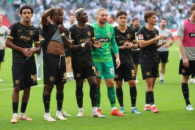 05.09.2026, Fussball, Herren, 1. Bundesliga, Saison 2026 2027, Borussia Mönchengladbach - SV 07 Elversberg, Die SV 07 Elversberg feiert den Sieg, Francis Onyeka (SV 07 Elversberg), Noel Futkeu (SV 07 Elversberg), David Mokwa (SV 07 Elversberg), Nicolas Kristof (SV 07 Elversberg), Nicholas Mickelson (SV 07 Elversberg), Maurice Krattenmacher (SV 07 Elversberg) Mönchengladbach Ista-Borussia-Park Nordrhein-Westfalen Deutschland (DEU) *** September 5, 2026, Soccer, Men s, Bundesliga 1, 2026–2027 Season, Borussia Mönchengladbach vs. SV 07 Elversberg, SV 07 Elversberg celebrates the victory, Francis Onyeka (SV 07 Elversberg), Noel Futkeu (SV 07 Elversberg), David Mokwa (SV 07 Elversberg), Nicolas Kristof (SV 07 Elversberg), Nicholas Mickelson (SV 07 Elversberg), Maurice Krattenmacher (SV 07 Elversberg), Mönchengladbach, Borussia Park, North Rhine-Westphalia, Germany, DEU Copyright: xSebastianxBachx