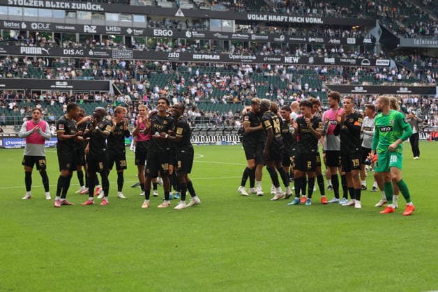 05.09.2026, Fussball, Herren, 1. Bundesliga, Saison 2026 2027, Borussia Mönchengladbach - SV 07 Elversberg, Die SV 07 Elversberg feiert den Sieg Mönchengladbach Ista-Borussia-Park Nordrhein-Westfalen Deutschland (DEU) *** September 5, 2026, Soccer, Men s, Bundesliga 1, 2026–2027 Season, Borussia Mönchengladbach vs. SV 07 Elversberg, SV 07 Elversberg celebrates the victory over Mönchengladbach at Borussia Park, North Rhine-Westphalia, Germany (DEU) Copyright: xSebastianxBachx
