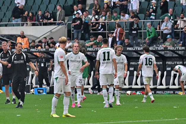 05.09.2026; Moenchengladbach; Fussball, Herren, Saison 2026 2027, Borussia Moenchengladbach vs. SV Elversberg Riesenenttaeuschung nach Spielende bei den Gladbachern. Tim Kleindienst (Gladbach, 11) und Philipp Sander (Gladbach, 16) kommen nicht mehr in die Fankurve. DFL regulations prohibit any use of photographs as image sequences and or quasi-video. ista-Borussia-Park Nordrhein-Westfalen Deutschland *** September 5, 2026, Mönchengladbach Soccer, Men s, 2026–2027 Season, Borussia Mönchengladbach vs. SV Elversberg Huge disappointment among the Gladbach fans after the game Tim Kleindienst, Gladbach, 11 and Philipp Sander Gladbach, 16 are no longer allowed in the fan section. DFL regulations prohibit any use of photographs as image sequences and or quasi-video content. Borussia Park, North Rhine-Westphalia, Germany