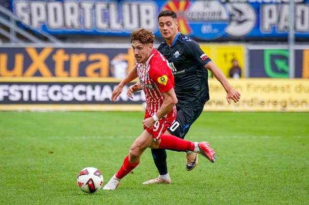 Deutschland: Fussball Bundesliga 2026 - 2027, 2. Spieltag - SC Paderborn 07 vs SC Freiburg - Home-Deluxe-Arena (Paderborn): Philipp Treu (SC Freiburg, 29) Stefano Marino (Paderborn 30) *** German Soccer Bundesliga 2026–2027, Matchday 2: SC Paderborn 07 vs. SC Freiburg at Home Deluxe Arena, Paderborn; Philipp Treu (SC Freiburg), 29; Stefano Marino (Paderborn), 30 Copyright: xJOERANxSTEINSIEKx