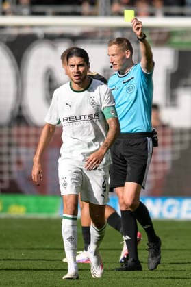 Fußball, 1. Bundesliga, 20260905, Borussia Mönchengladbach - SV Elversberg. Im Bild v.l. Kevin DIKS (Gladbach, 4), Schiedsrichter Martin PETERSEN gelbe Karte. Mönchengladbach Ista-Borussia-Park Nordrhein-Westfalen Deutschland *** Soccer, Bundesliga 1, 20260905, Borussia Mönchengladbach vs. SV Elversberg. Pictured, from left: Kevin DIKS (Gladbach), 4; referee Martin PETERSEN (yellow card for Mönchengladbach); Ista; Borussia Park; North Rhine-Westphalia; Germany Copyright: Passion2Press MarkusxFischerx