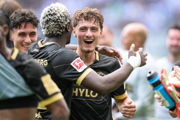 Fußball, 1. Bundesliga, 20260905, Borussia Mönchengladbach - SV Elversberg. Im Bild Schlussjubel, v.l. David MOKWA (Elversberg, 42), Maurice KRATTENMACHER (Elversberg, 7). Mönchengladbach Ista-Borussia-Park Nordrhein-Westfalen Deutschland *** Soccer, Bundesliga 1, 20260905, Borussia Mönchengladbach vs. SV Elversberg. Pictured: Celebrations at the end of the game; from left: David MOKWA (Elversberg, 42), Maurice KRATTENMACHER (Elversberg, 7), Mönchengladbach. Location: Borussia Park, North Rhine-Westphalia, Germany Copyright: Passion2Press MarkusxFischerx