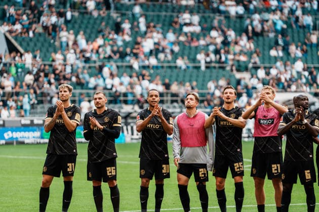 Deutschland: Fußball 1. Bundesliga Männer 2026 - 2027, 2. Spieltag - VfL Borussia Mönchengladbach vs SV Elversberg (ista Borussia Park): Elversberg feiert vor Fans nach Sieg, Mannschaft, Team, Applaus, Jubel, Freude, Emotionen *** Germany Soccer: Men s Bundesliga 1, 2026–2027, Matchday 2: VfL Borussia Mönchengladbach vs. SV Elversberg at Borussia Park; Elversberg celebrates in front of fans after the win; team, applause, cheering, joy, emotions Copyright: xThiemoxRudolphx