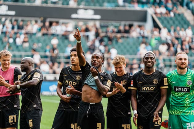 Deutschland: Fußball 1. Bundesliga Männer 2026 - 2027, 2. Spieltag - VfL Borussia Mönchengladbach vs SV Elversberg (ista Borussia Park): Elversberg feiert vor Fans nach Sieg, Mannschaft, Team, Applaus, Jubel, Freude, Emotionen, Noel Futkeu (SV Elversberg, 9) *** Germany Men s Soccer Bundesliga 1 2026–2027, Matchday 2: VfL Borussia Mönchengladbach vs. SV Elversberg at Borussia Park; Elversberg celebrates in front of fans after the win; team, applause, cheering, joy, emotions, Noel Futkeu (SV Elversberg), 9 Copyright: xThiemoxRudolphx