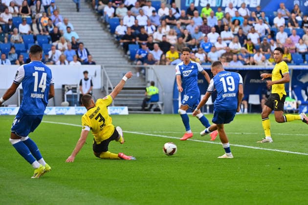 Tor Tim LEMPERLE (1899 Hoffenheim) zum 2-1,Aktion,Torschuss gegen Waldemar ANTON (Borussia Dortmund). Fussball 1. Bundesliga Saison 2026 2027, 2.Spieltag, Spieltag02,, TSG 1899 Hoffenheim - Borussia Dortmund am 05.09.2026 , SNP ARENA *** Goal by Tim LEMPERLE of 1899 Hoffenheim, making it 2–1; play; shot on goal against Waldemar ANTON of Borussia Dortmund; Soccer; 1. Bundesliga; 2026–2027 season, Matchday 2, Matchday 02, TSG 1899 Hoffenheim vs. Borussia Dortmund on September 5, 2026, at SNP Arena
