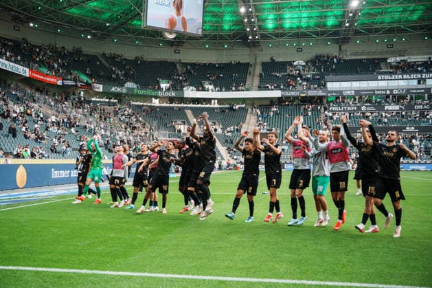 Deutschland: Fußball 1. Bundesliga Männer 2026 - 2027, 2. Spieltag - VfL Borussia Mönchengladbach vs SV Elversberg (ista Borussia Park): Elversberg feiert vor Fans nach Sieg, Mannschaft, Team, Applaus, Jubel, Freude, Emotionen *** Germany Soccer 1st Bundesliga Men 2026–2027, Matchday 2: VfL Borussia Mönchengladbach vs. SV Elversberg at Borussia Park; Elversberg Celebrates in Front of Fans After Victory, Team, Applause, Cheering, Joy, Emotions Copyright: xThiemoxRudolphx
