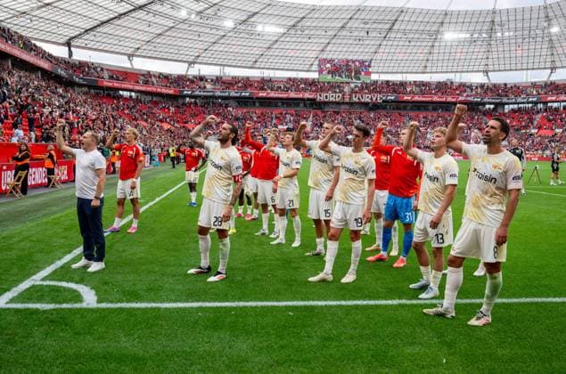 Fußball, Herren, Saison 2026 2027, 1. Bundesliga (2. Spieltag), Bayer 04 Leverkusen - 1. FC Union Berlin, Union bei den Fans, die Mannschafts verabschiedet sich mit einem Eisern Union, die Enttäuschung nach Abpfiff, v. l. Trainer Mauro Lustrinelli (1. FC Union Berlin), Leopold Querfeld (1. FC Union Berlin), Christopher Trimmel (1. FC Union), Tim Skarke (1. FC Union Berlin), Tom Rothe (1. FC Union Berlin), Janik Haberer (1. FC Union Berlin), Andras Schäfer (1. FC Union), Rani Khedira (1. FC Union Berlin), 05.09.2026, *** Soccer, Men s, 2026–2027 Season, Bundesliga Matchday 2, Bayer 04 Leverkusen vs. 1. FC Union Berlin, Union with the fans, the team says goodbye with an Eisern Union chant, disappointment after the final whistle; from left: Coach Mauro Lustrinelli (1. FC Union Berlin), Leopold Querfeld (1. FC Union Berlin), Christopher Trimmel of 1. FC Union, Tim Skarke of 1. FC Union Berlin, Tom Rothe of 1. FC Union Berlin, Janik Haberer of 1. FC Union Berlin, Andras Schäfer of 1. FC Union, Rani Khedira of 1. FC Union Berlin, September 5, 2026, Copyright: xMatthiasxKochx