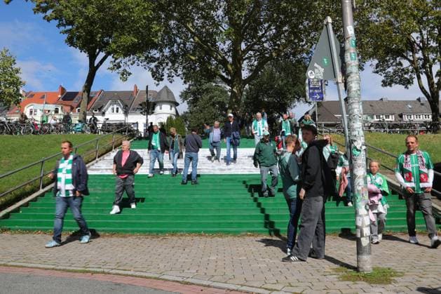 05.09.26, GER, Fussball, 1.FBL Männer, 2. Spieltag, Saison2026 2027, SV Werder Bremen vs. RB Leipzig Feature Impressionen Vermummte sprühen grün-weiße Farbe auf Treppe am Weser-Stadion Bremen Weserstadion Bremen Germany *** 05 09 26, GER, Soccer, 1st Division Men, Matchday 2, 2026–2027 Season, SV Werder Bremen vs. RB Leipzig Feature: Scenes of masked individuals spraying green and white paint on the stairs at the Weser Stadium in Bremen, Germany Copyright: xnordphotoxGmbHx xTauchnitzx