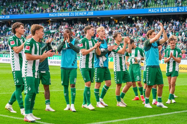 Werder Bremen feiert vor den eigenen Fans nach Abpfiff, Deutschland: Fussball, Bundesliga, Saison 2026 27, 2. Spieltag, 05.09.2026, Werder Bremen vs RB Leipzig, Weserstadion (Bremen) *** Werder Bremen celebrates in front of its home fans after the final whistle, German Soccer, Bundesliga, 2026–27 Season, Matchday 2, September 5, 2026, Werder Bremen vs. RB Leipzig, Weserstadion, Bremen Copyright: xLeonxFrickx