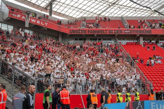 Fußball, Herren, Saison 2026 2027, 1. Bundesliga (2. Spieltag), Bayer 04 Leverkusen - 1. FC Union Berlin, rund 20 Minuten nach Abpfiff feierten Fans von Union immer noch ihre Mannschaft und sich selbst, 05.09.2026, *** Soccer, Men s, 2026–2027 Season, Bundesliga 1, Matchday 2, Bayer 04 Leverkusen 1, FC Union Berlin; about 20 minutes after the final whistle, Union fans were still celebrating their team and themselves, September 5, 2026, Copyright: xMatthiasxKochx